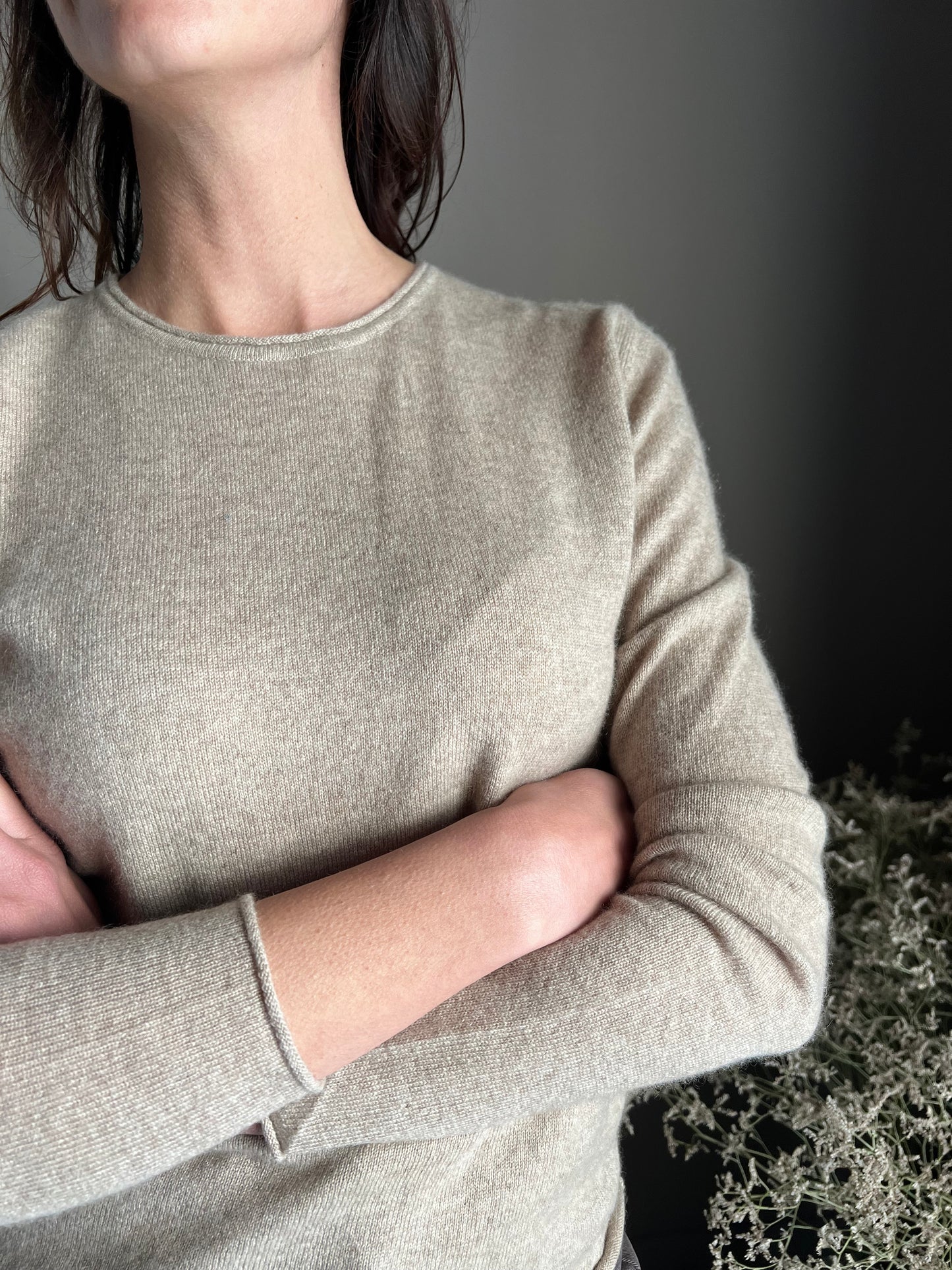 Maglia basic girocollo in 100% cashmere beige