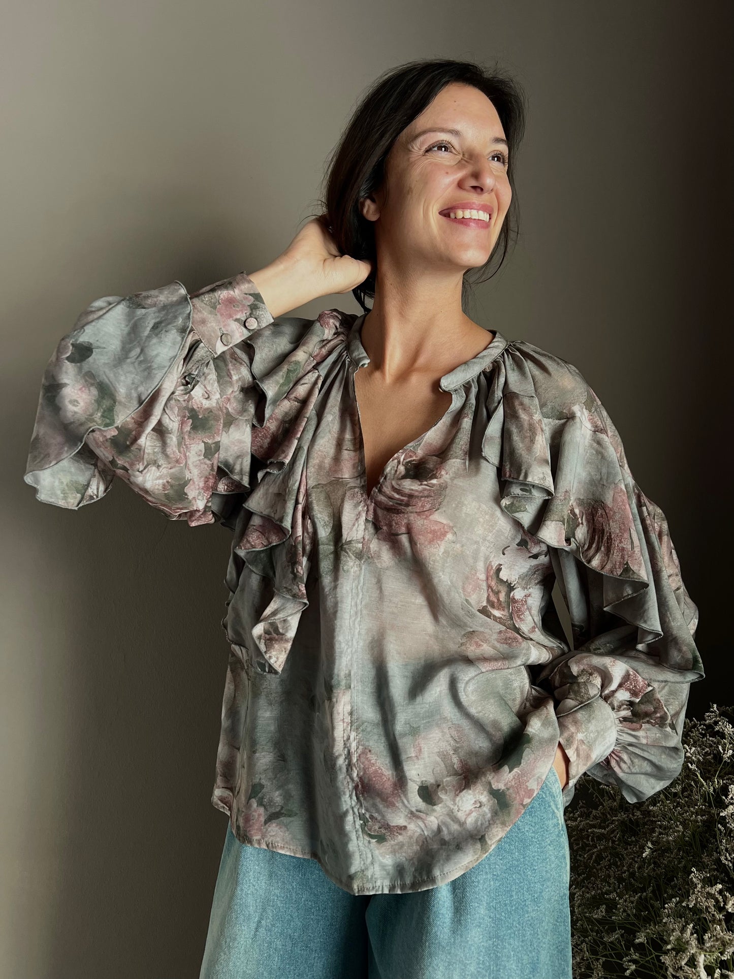 Camicia in fantasia con volant e maniche a sbuffo