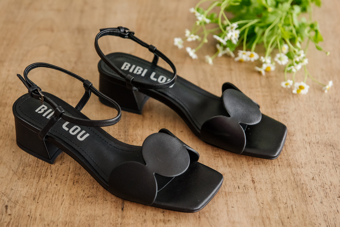 Sandalo in pelle nera con fascia semicerchio