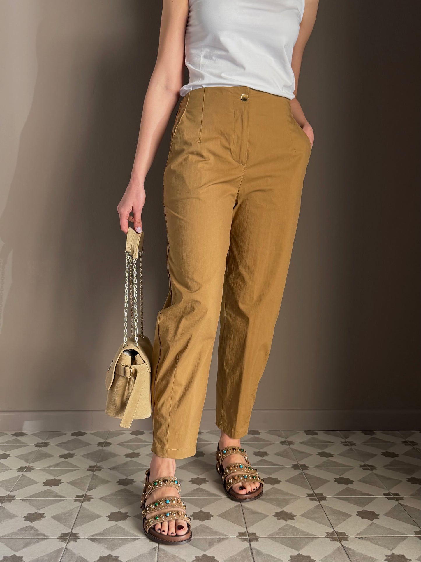 Pantalone Carrot Fit – Colore Nocciola