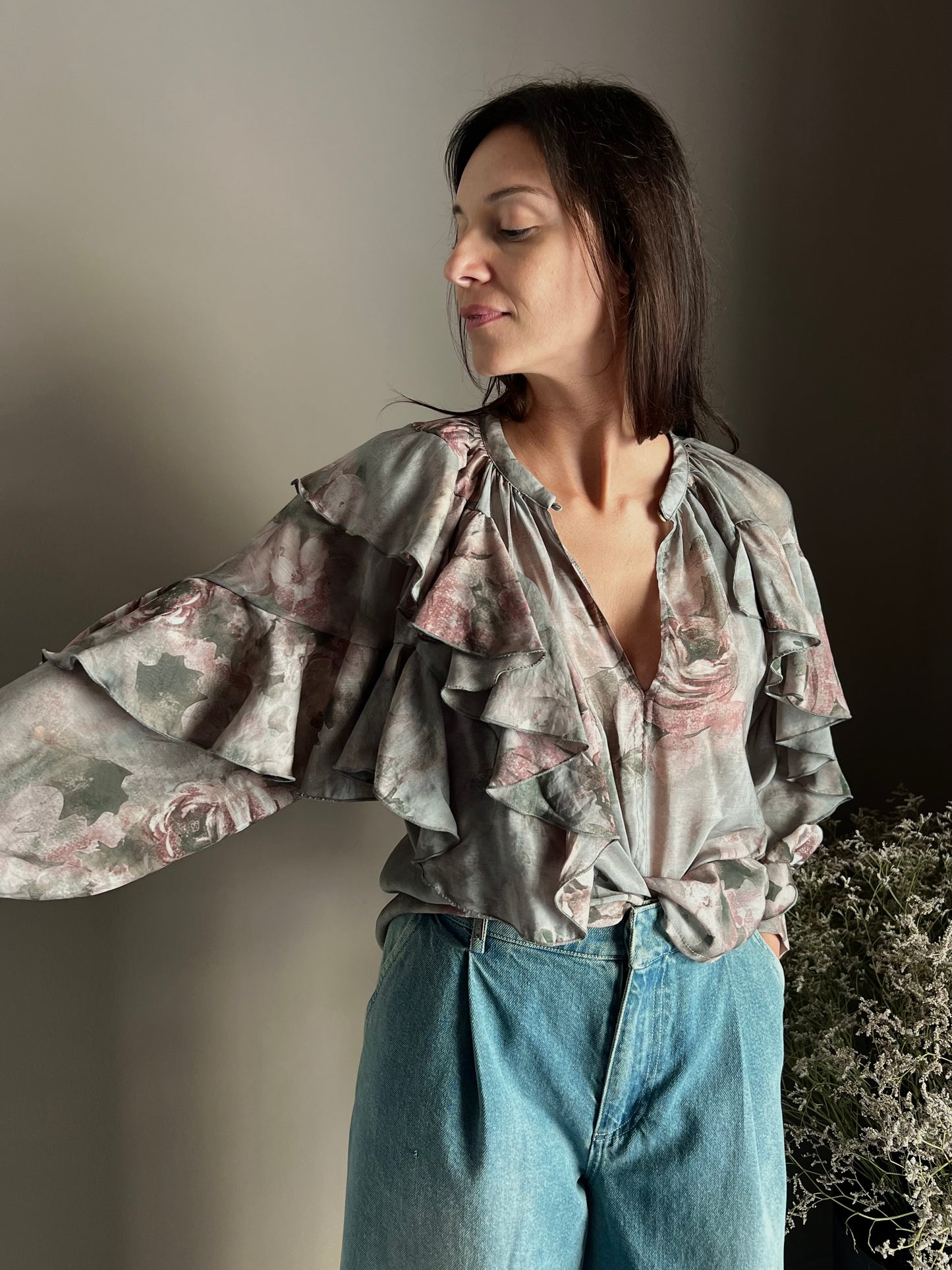 Camicia in fantasia con volant e maniche a sbuffo