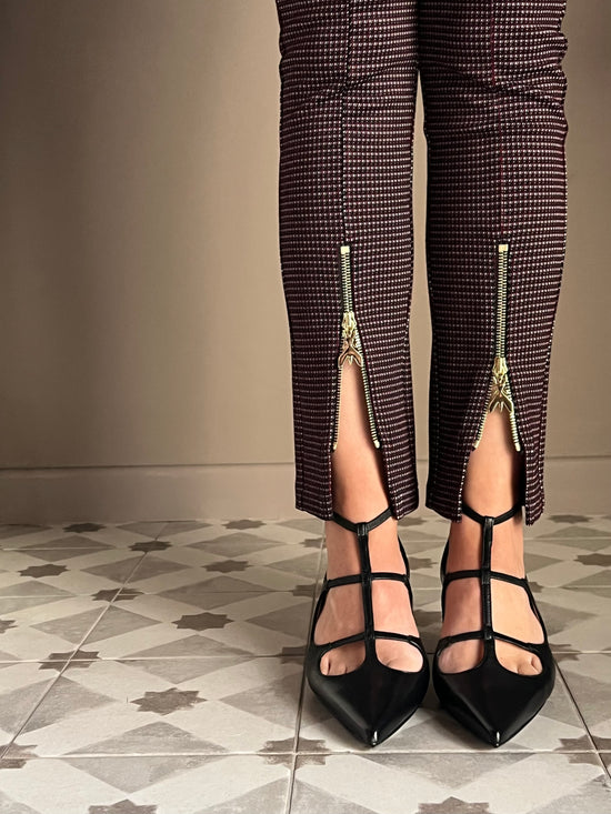 Decolletè con elastici intrecciati e zip posteriore