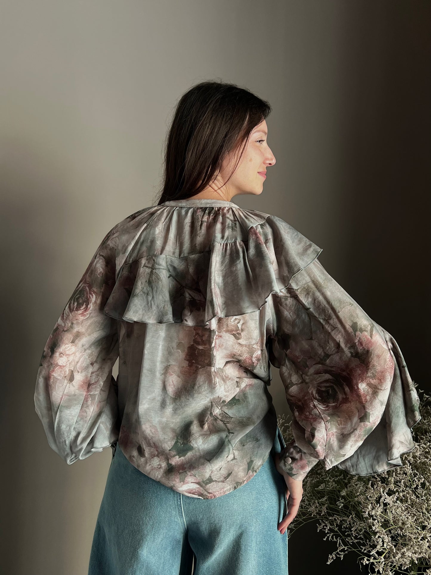 Camicia in fantasia con volant e maniche a sbuffo