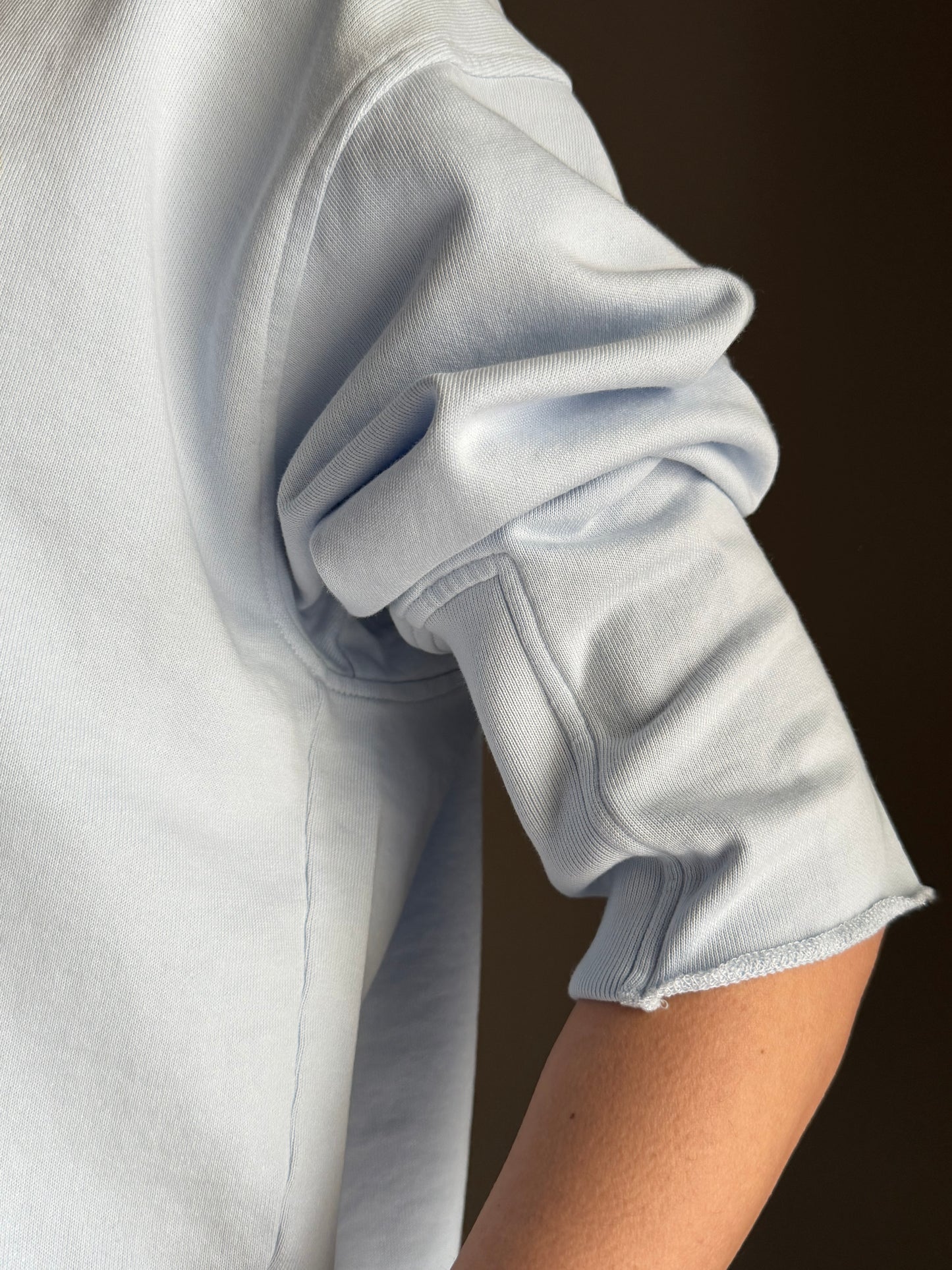 Felpa boxy azzurra con scritta fluo