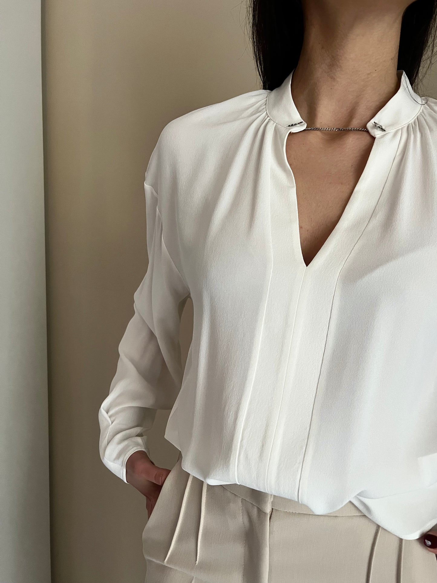 Camicia con scollo a V e catenella