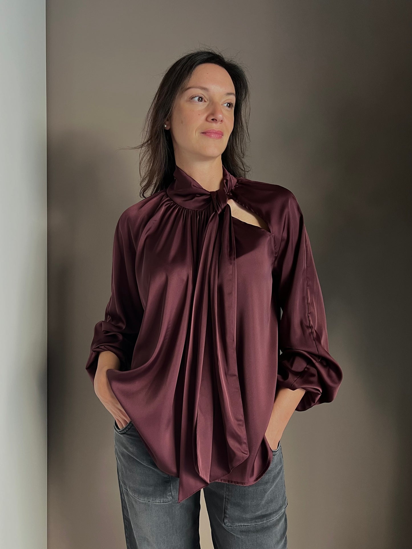 Camicia in satin con taglio cout-out sulla spalla