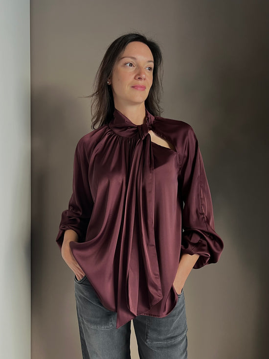 Camicia in satin con taglio cout-out sulla spalla