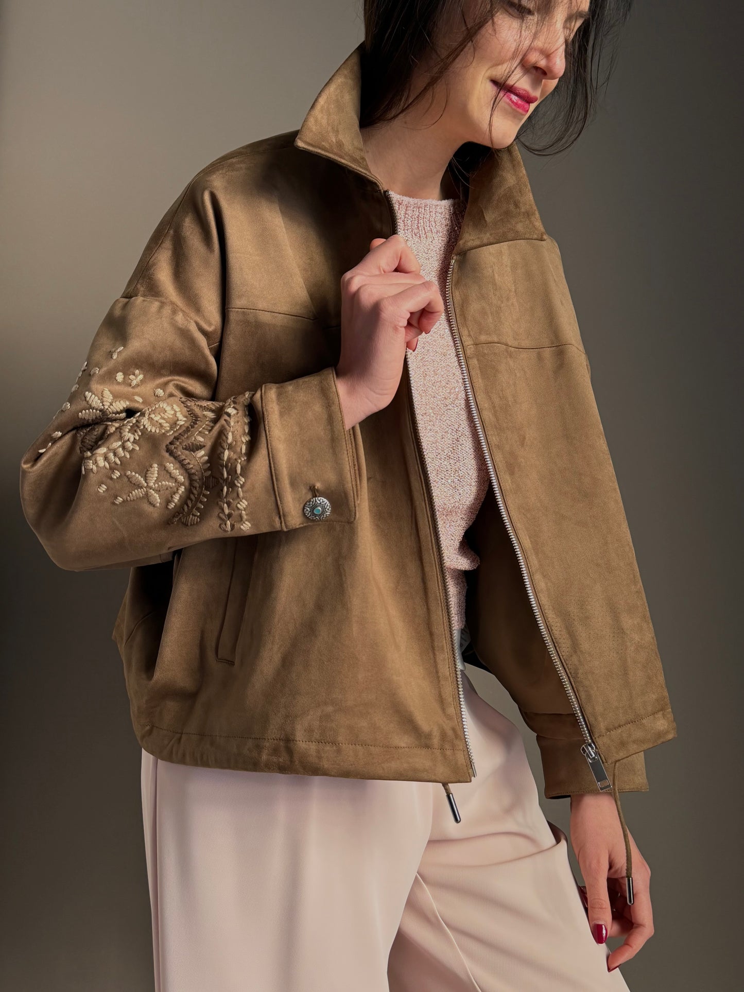 Giubbotto con maniche ricamate