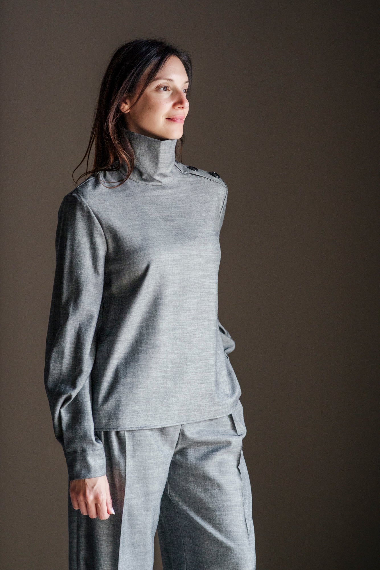 Blusa con collo alto e bottoni