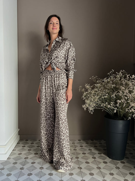 Pantalone in viscosa con stampa animalier