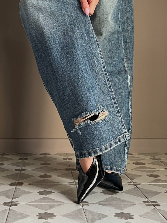 Pantalone in denim con strappo sul fondo