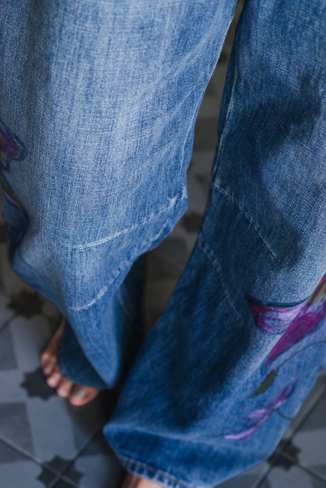 Pantalone denim dipinto a mano