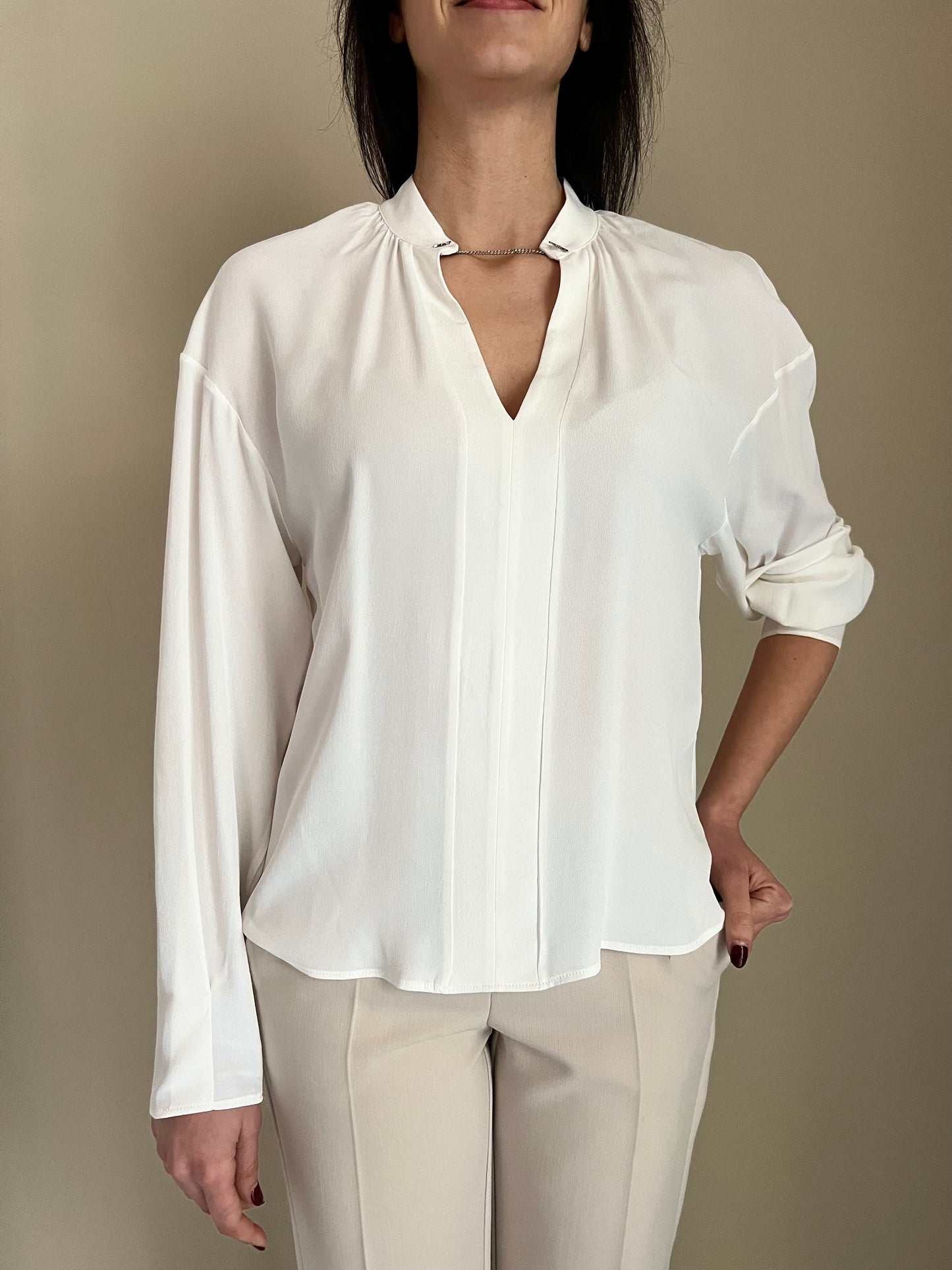 Camicia con scollo a V e catenella