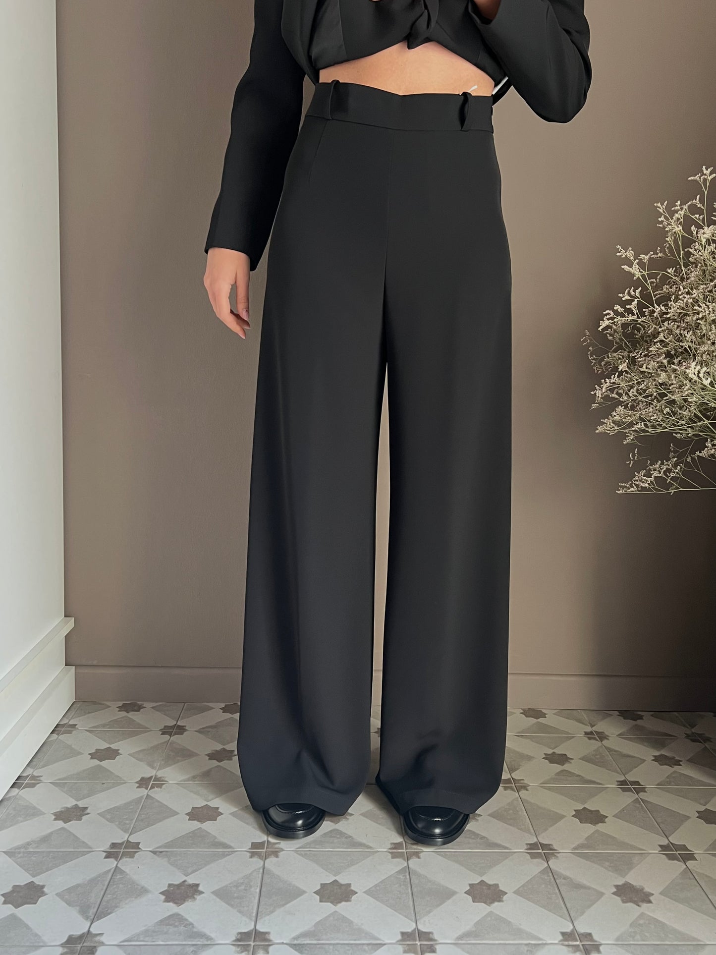 Pantalone nero in crepe vita alta