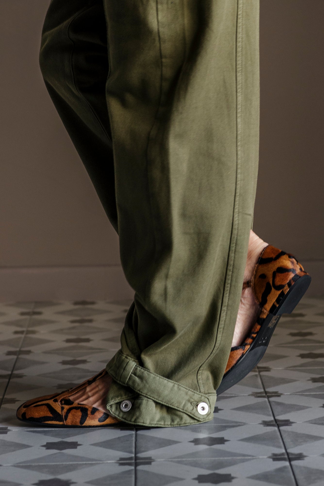 Pantalone utilitarian in cotone verde militare