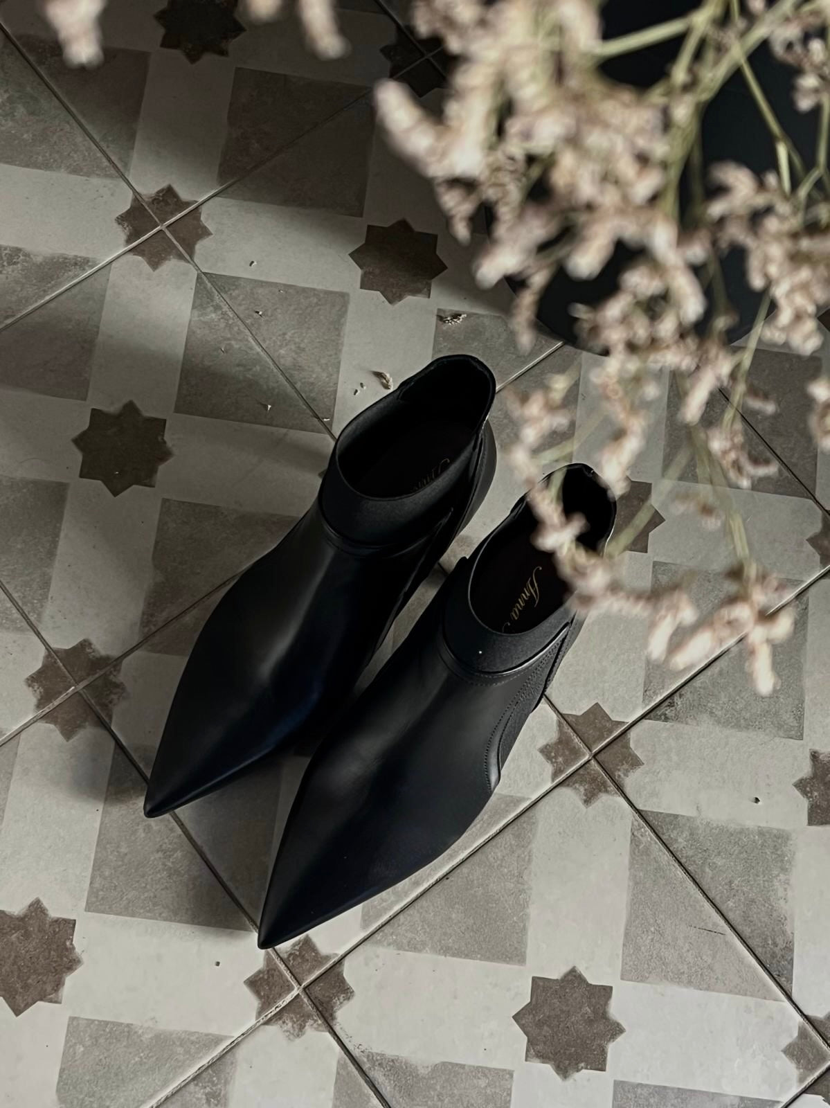 Stivaletto in pelle Anna F con elastico alla caviglia