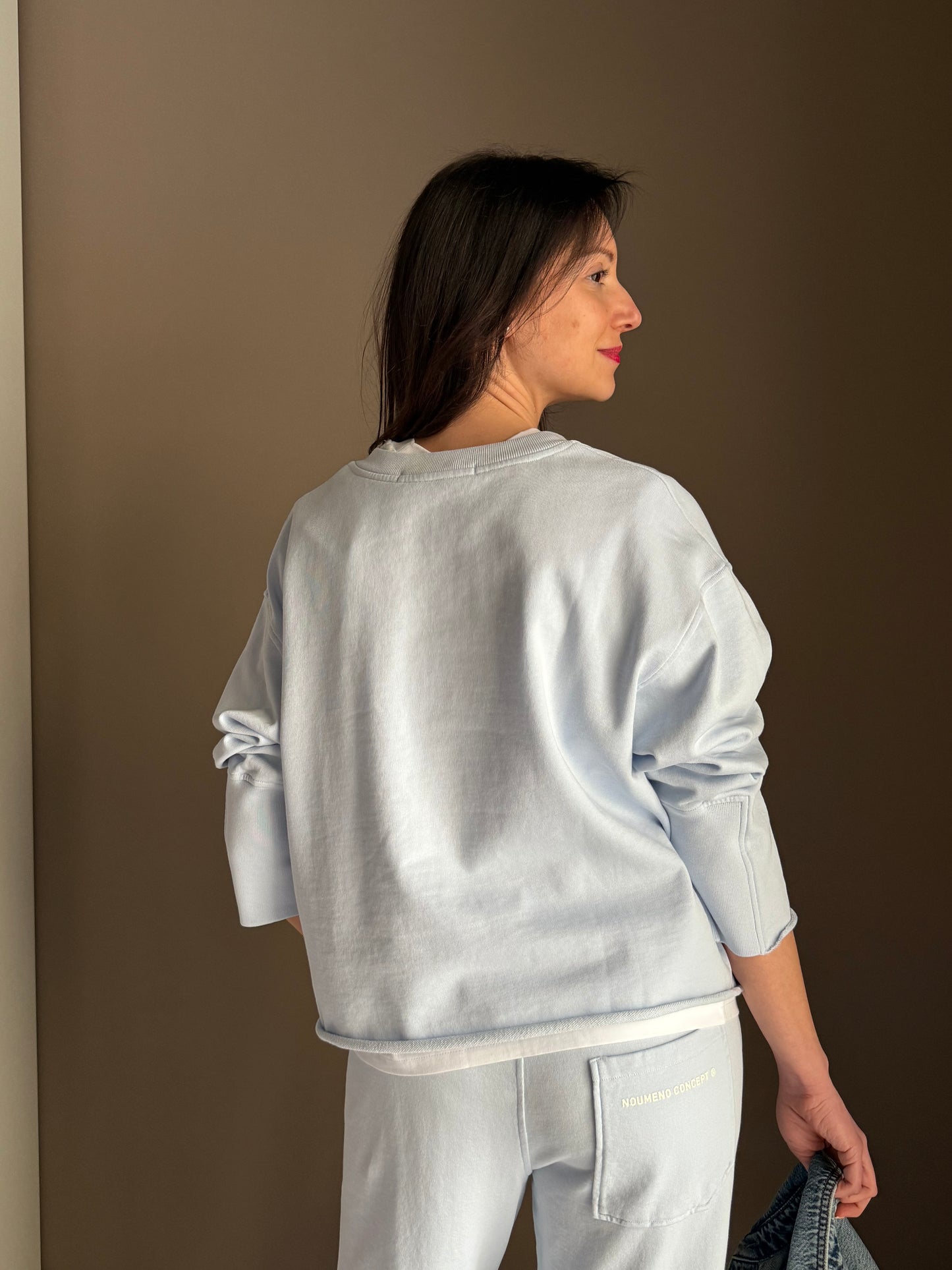 Felpa boxy azzurra con scritta fluo