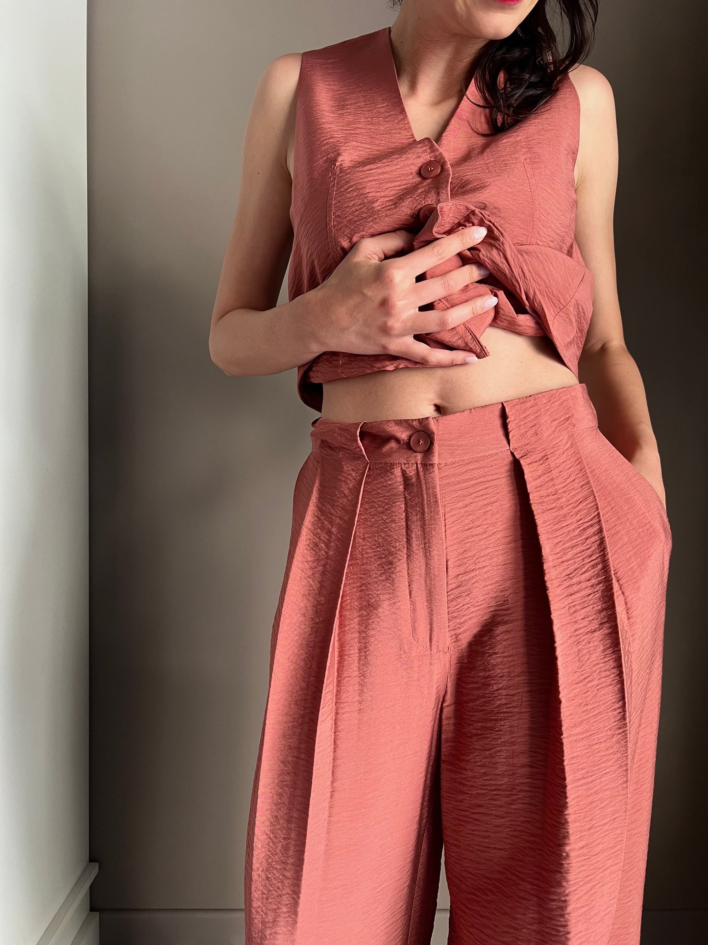 Pantalone in viscosa con pinces peperoncino