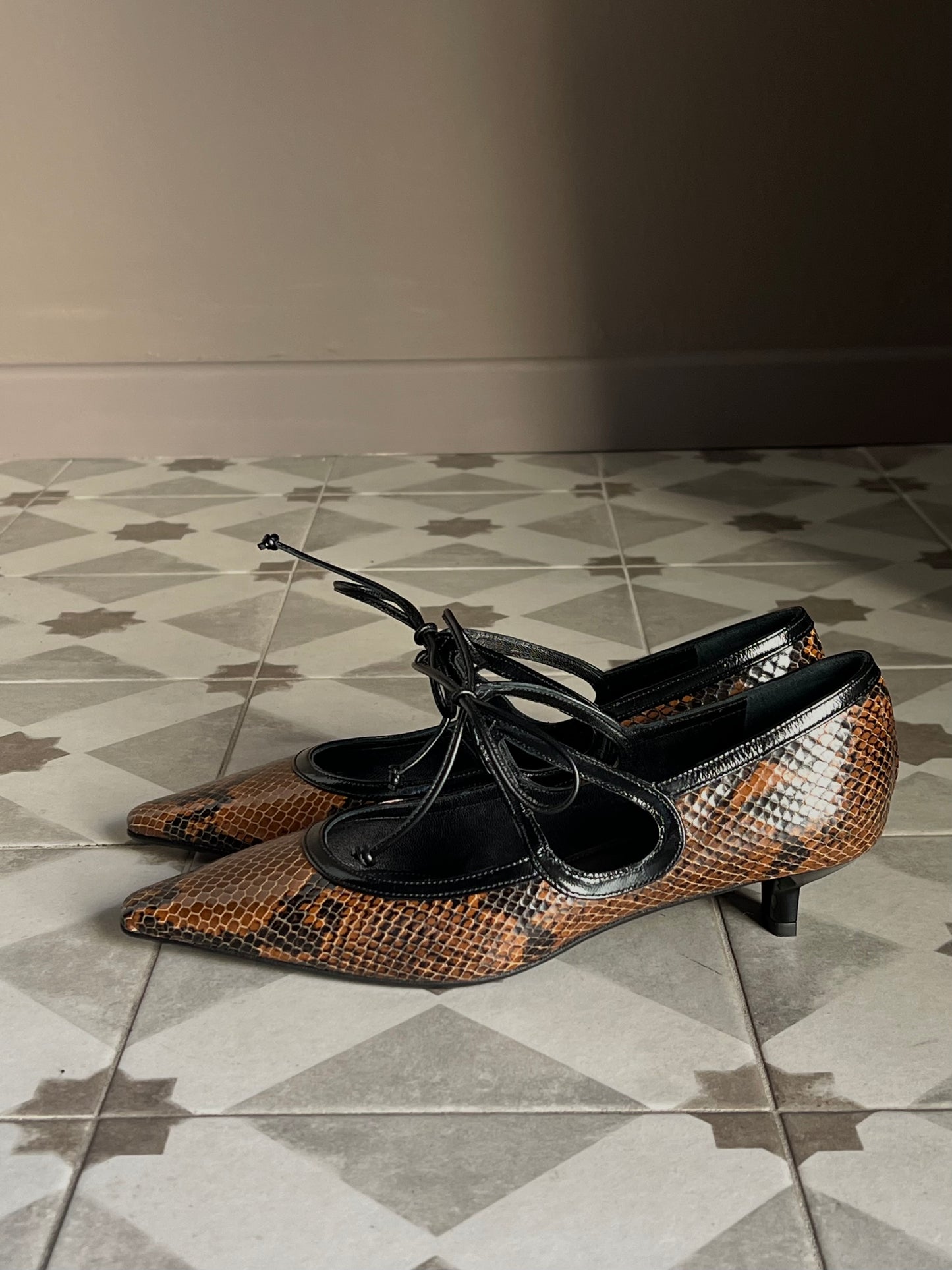 Decolletè Ballet Chic stampa snake