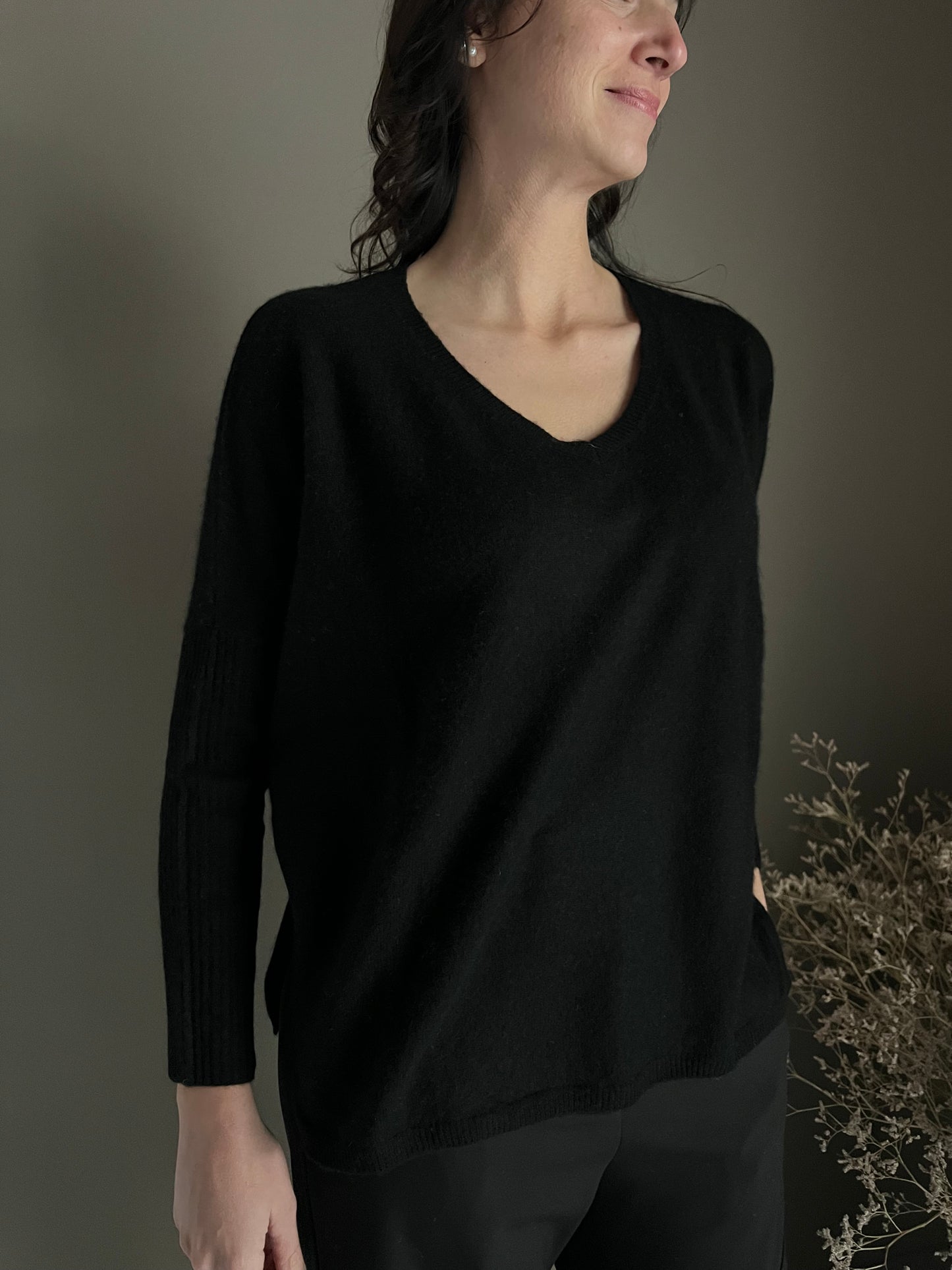 Maglia in cashmere over 100% cashemire maniche aderenti nera