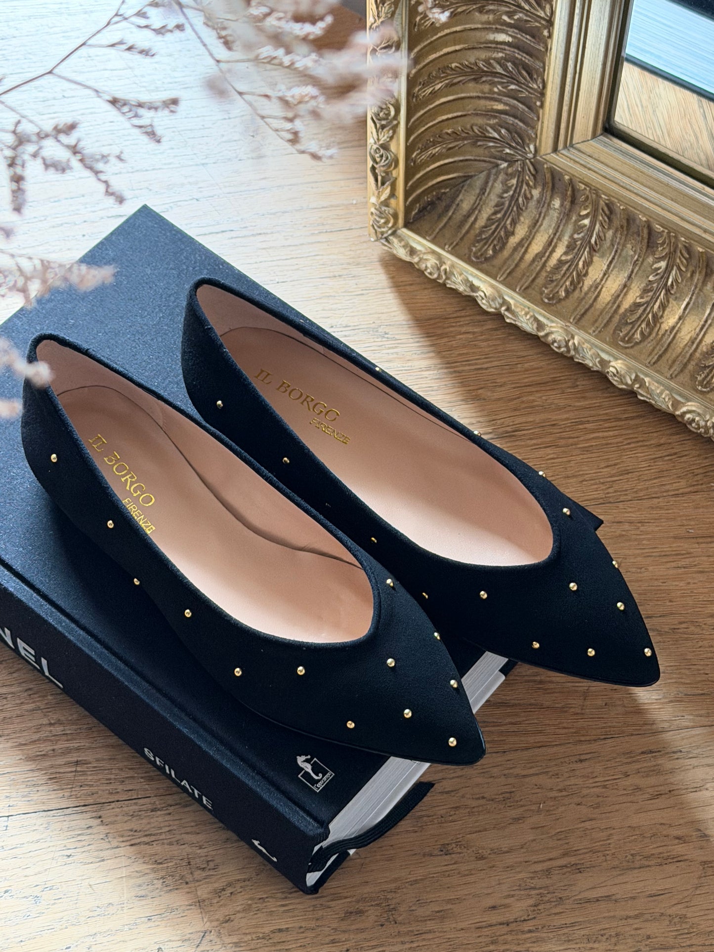 Decolletè flat in suede nera