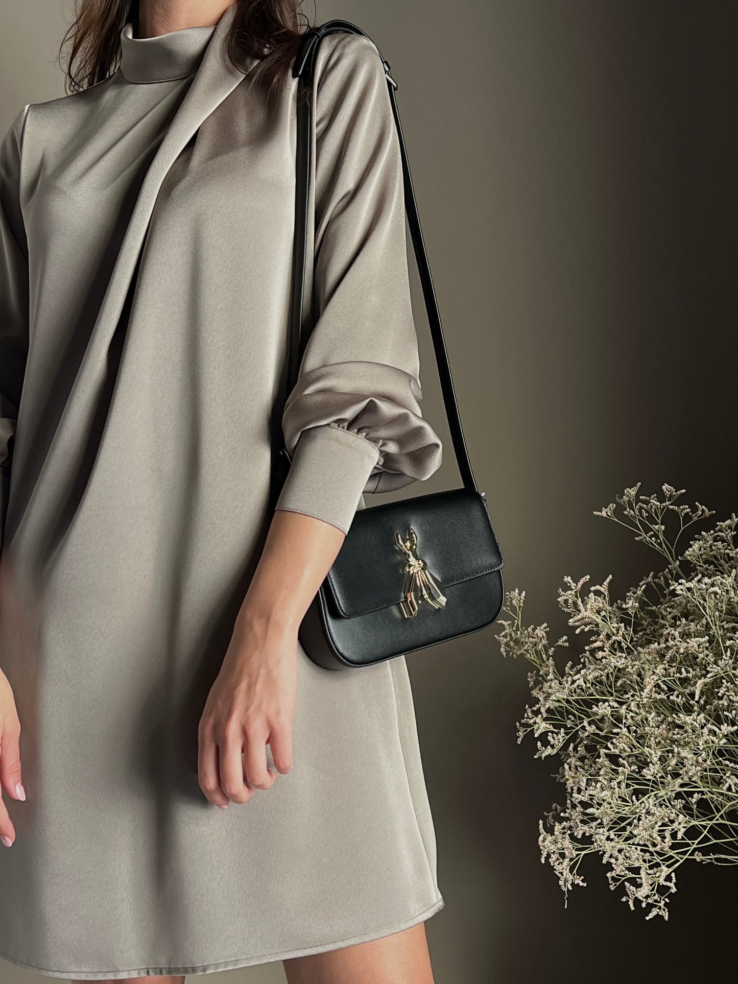 Abito in satin con collo drappeggiato