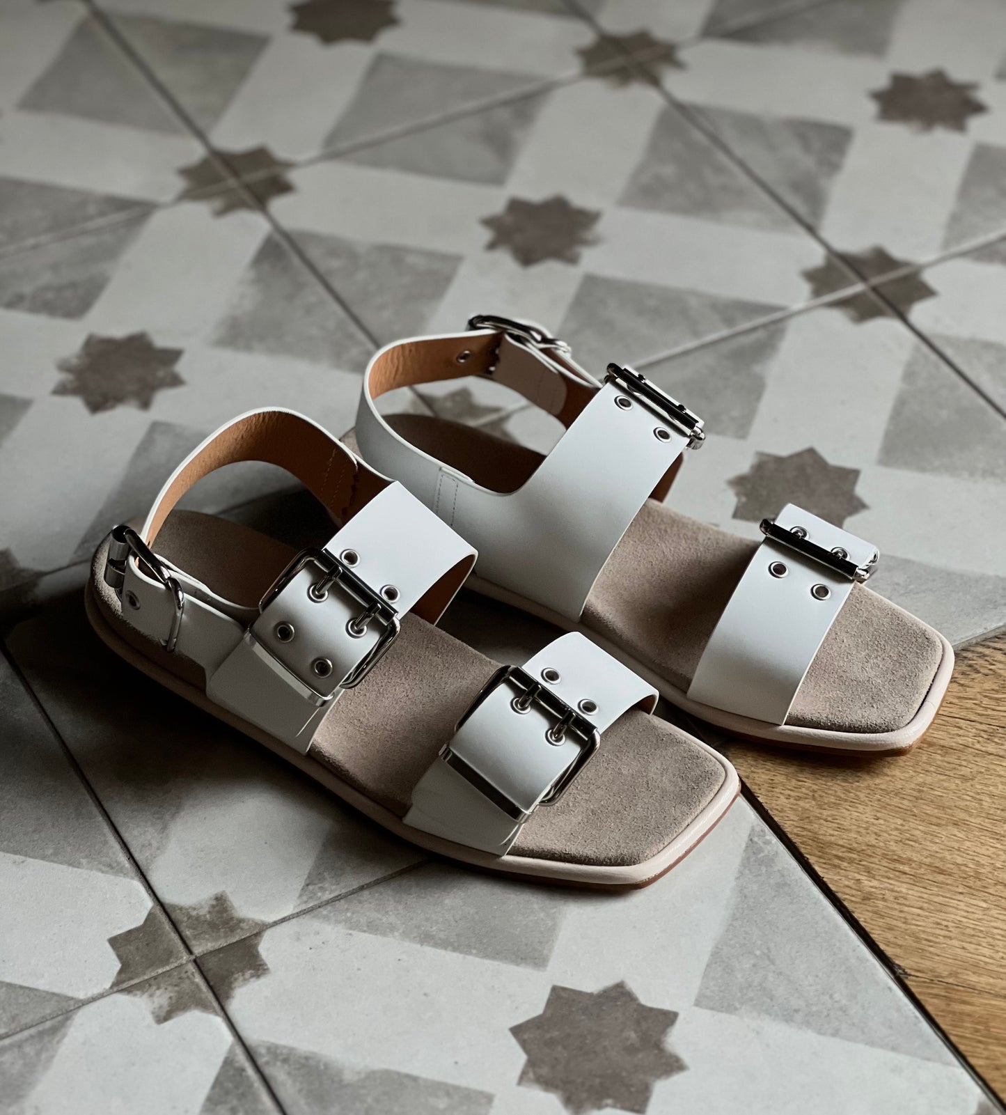 Sandalo in pelle con doppia fascia con fibbie argento