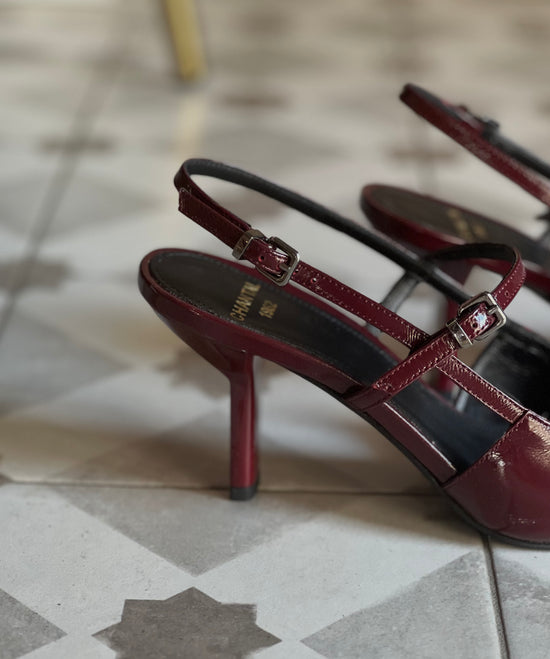Slingback in vernice con tacco sottile