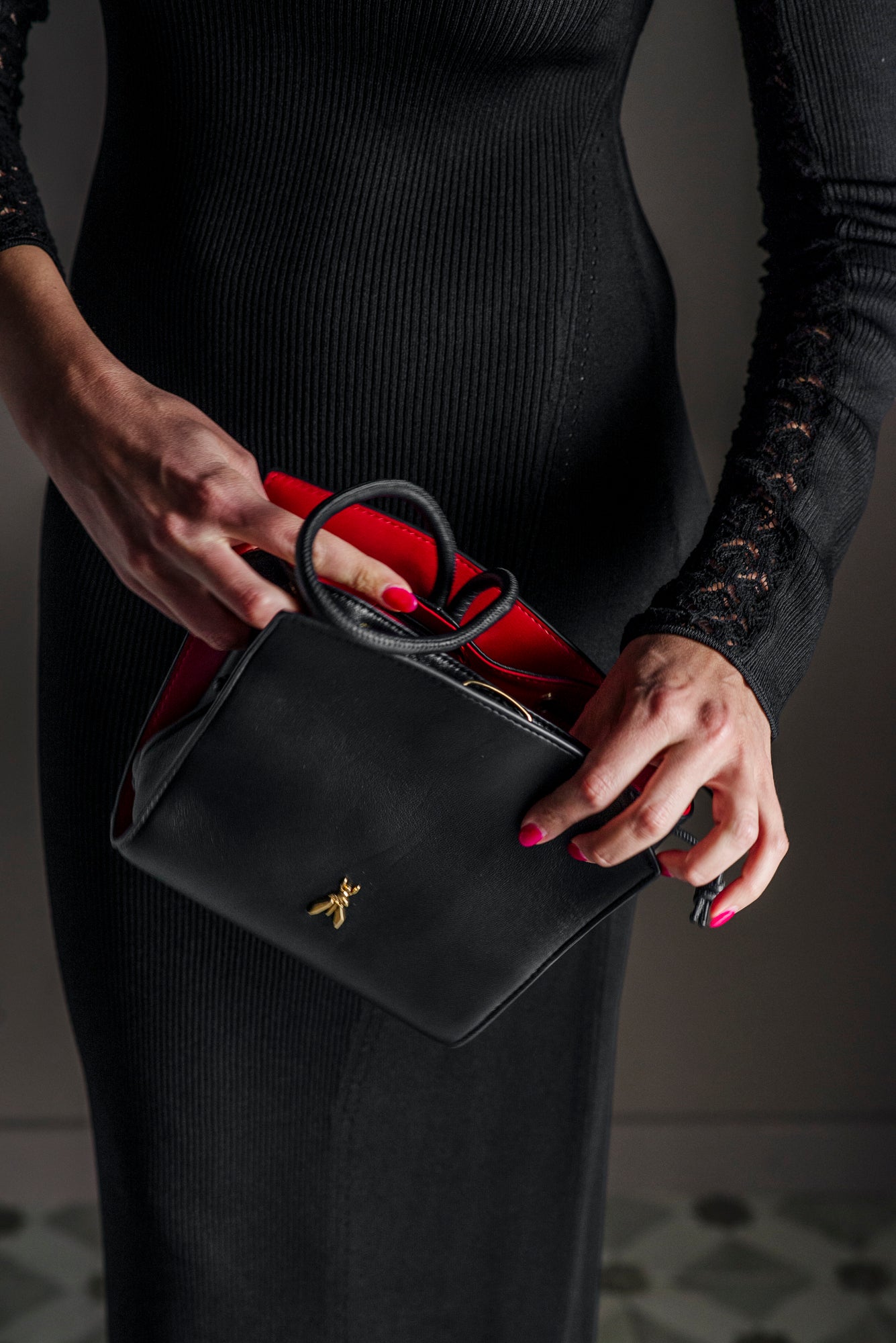 Borsa a mano in pelle con fodera a contrasto