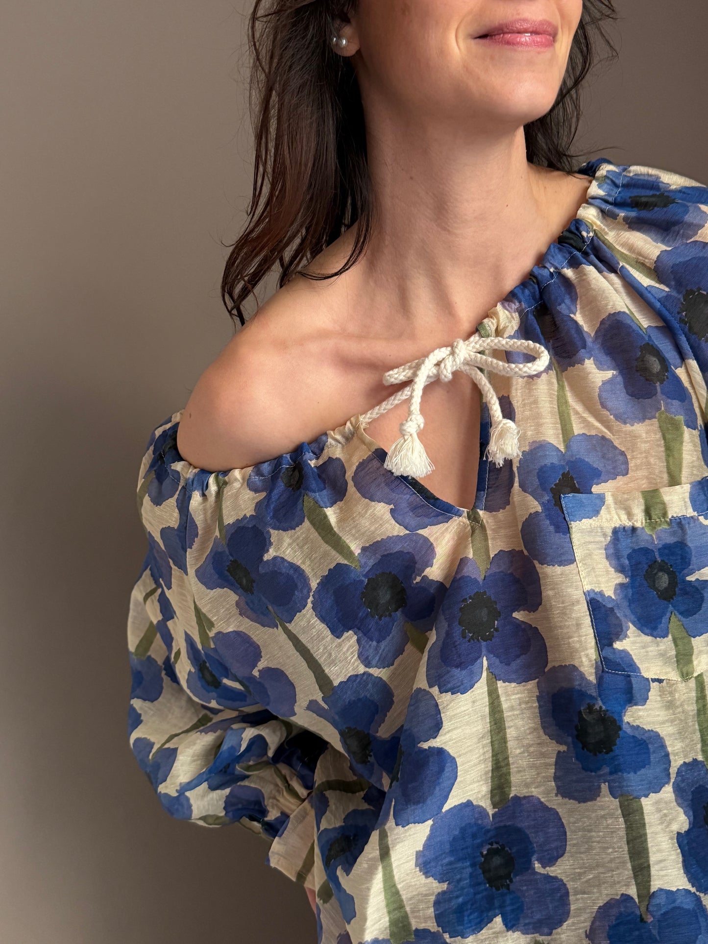 Blusa a fiori blu-sesamo