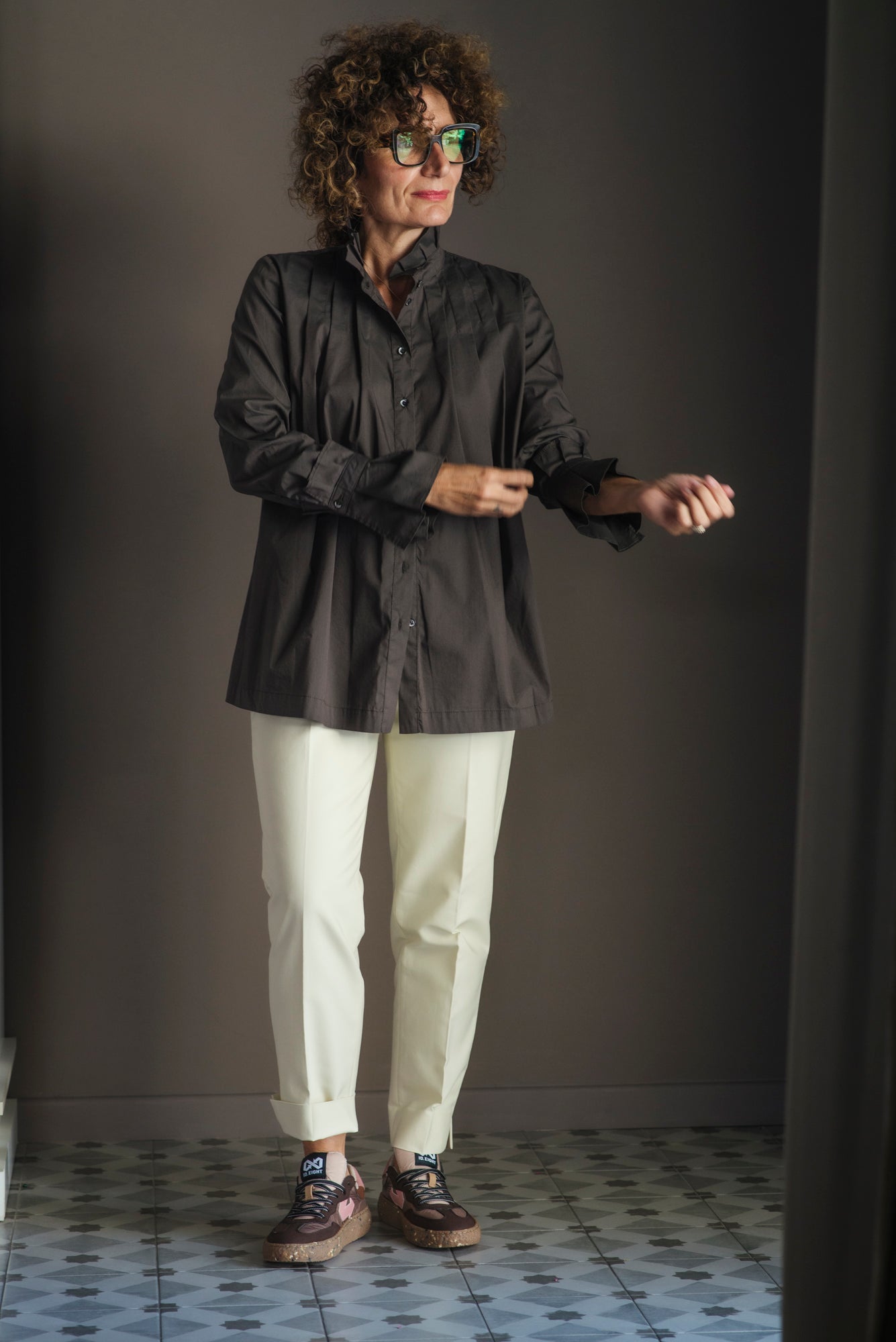 Camicia svasata in cotone liscio con dettagli plisse’