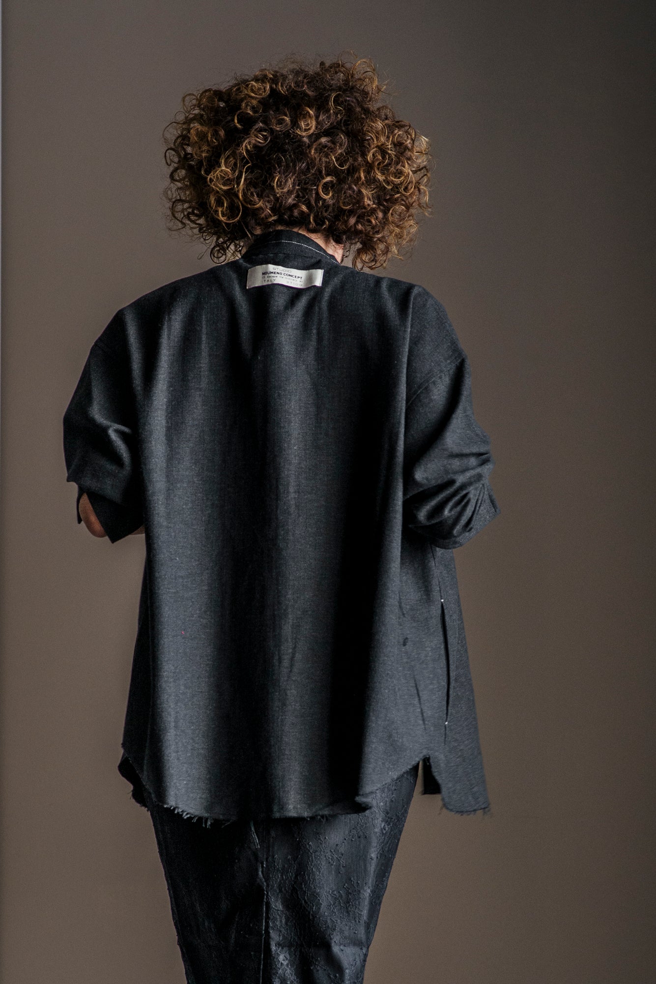 Camicia coreana con dettagli taglio vivo