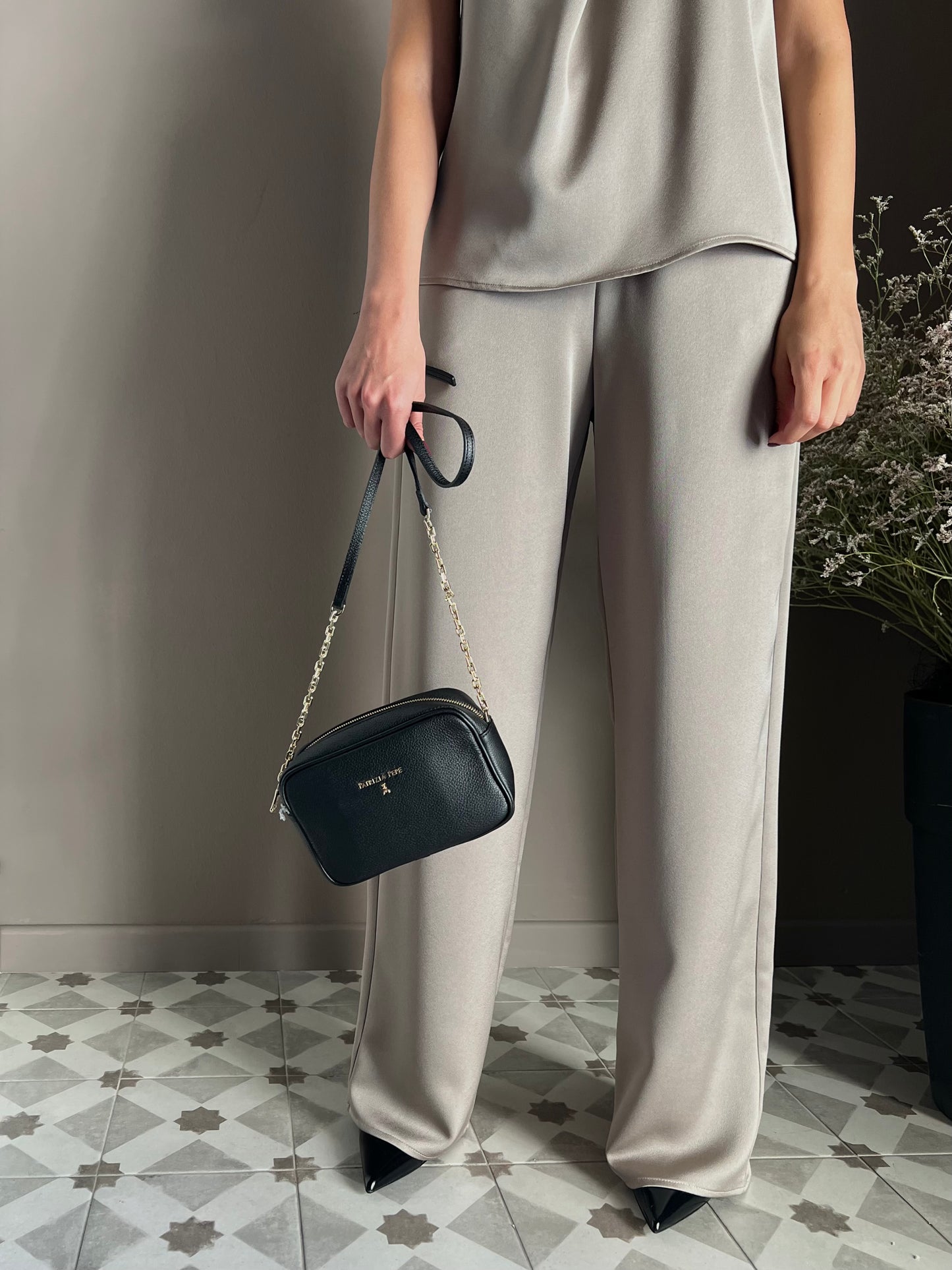 Pantalone palazzo in tessuto lucido taupe