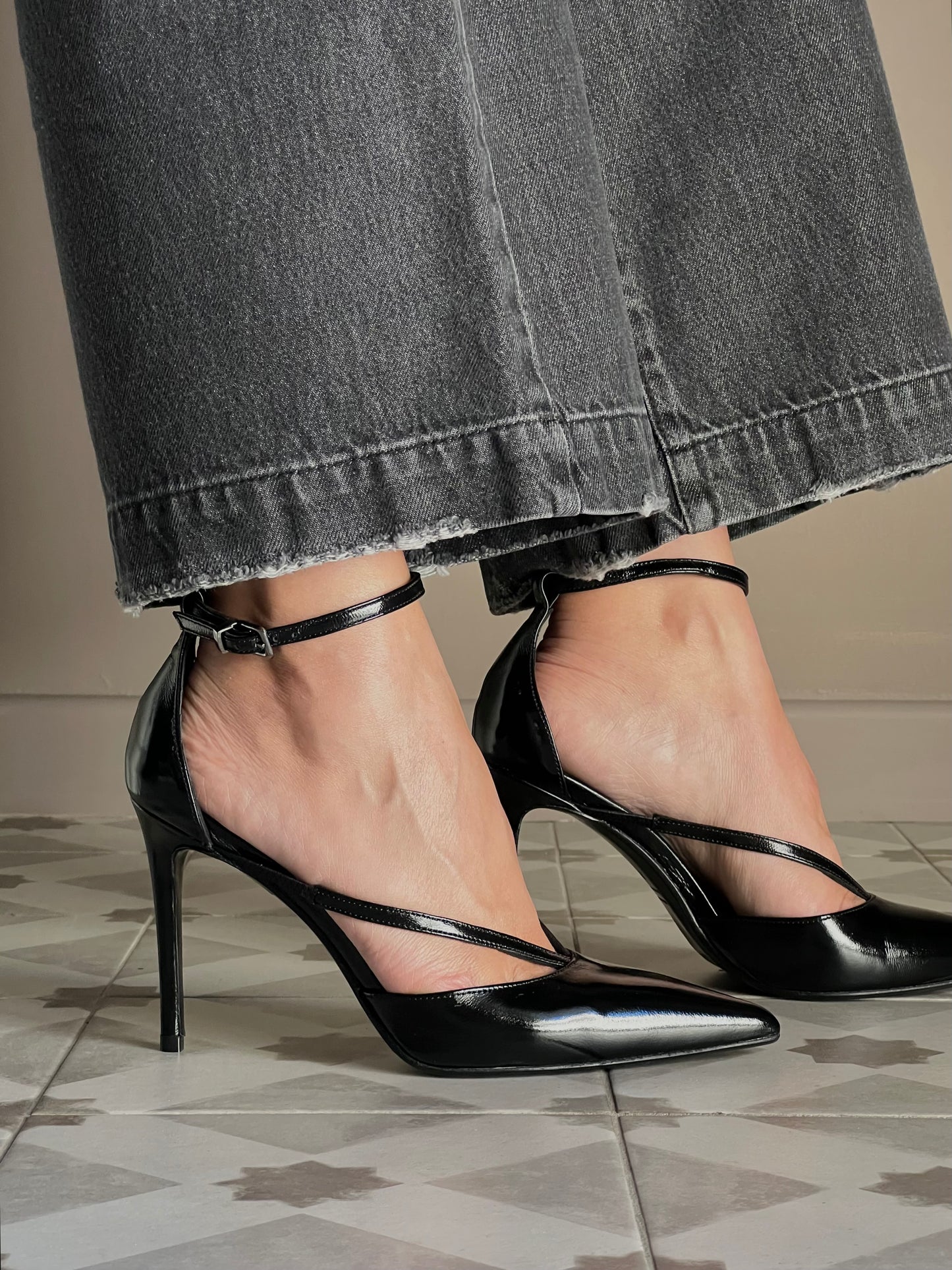 Decolletè in pelle con cinturini tacco 10cm