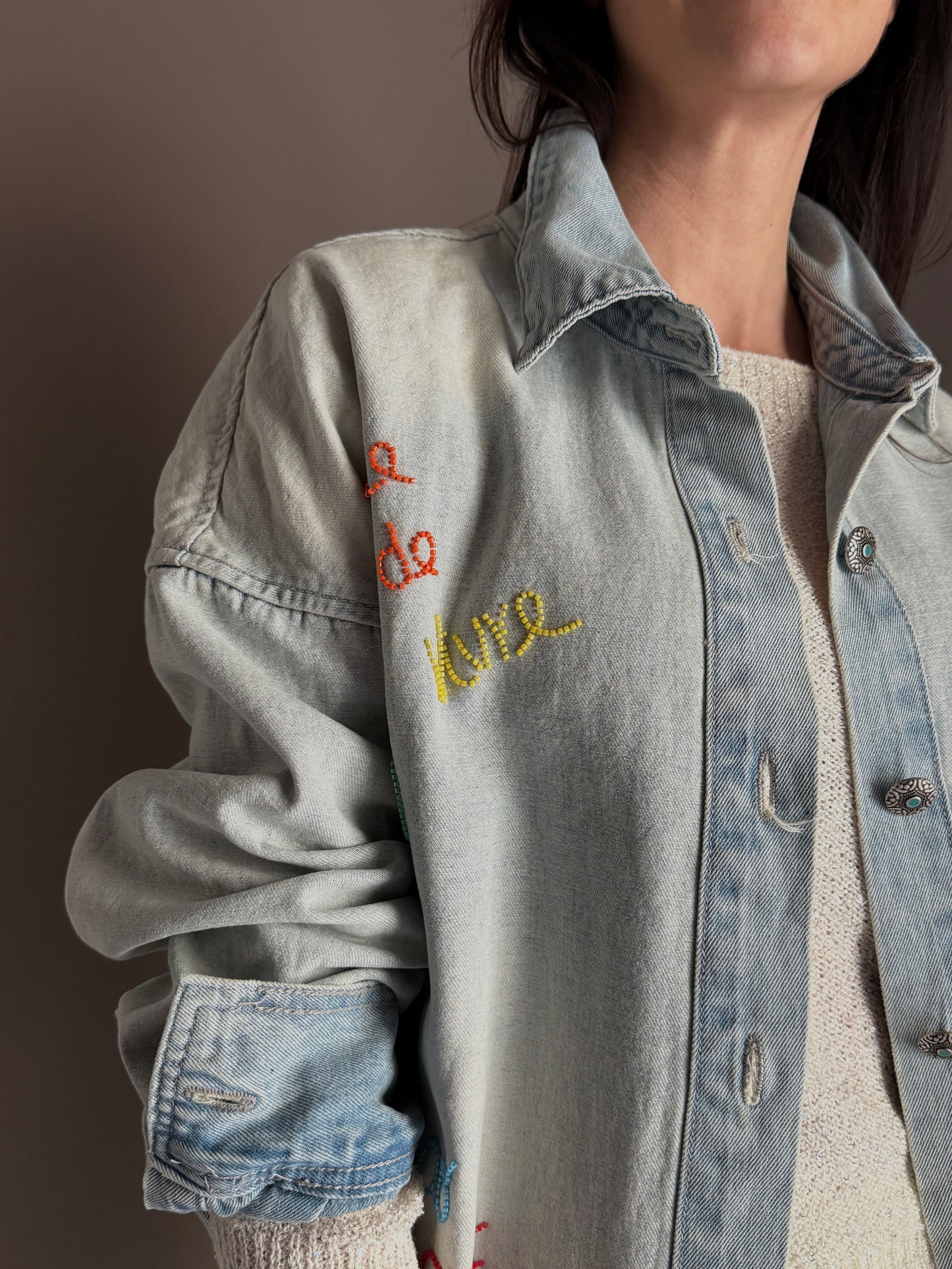 Camicia over in denim chiaro con ricamo