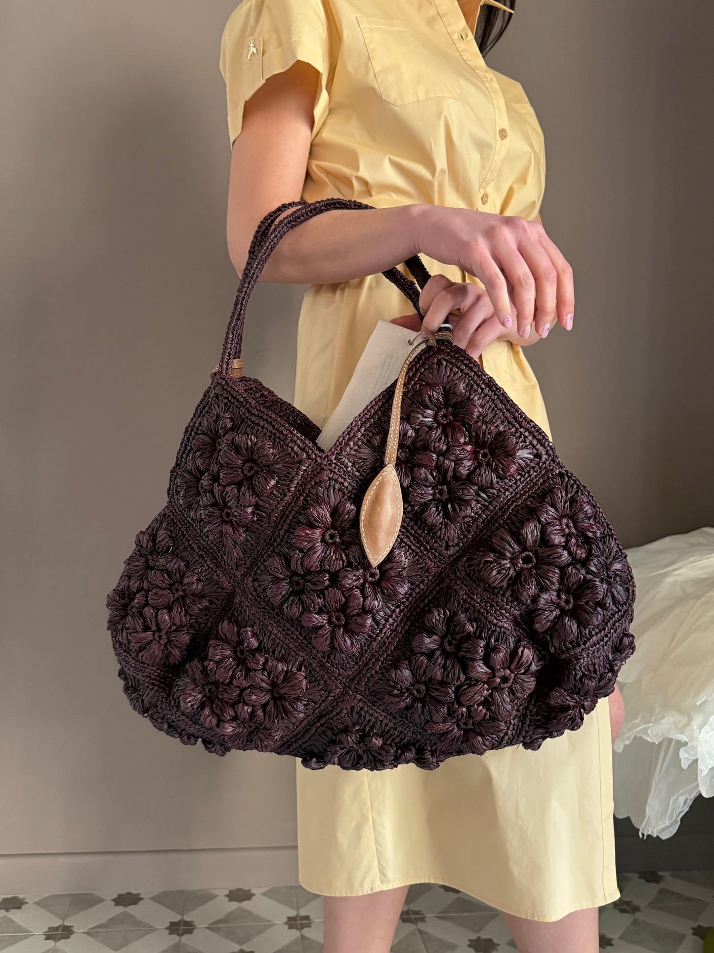 Borsa Afar con fiori Intrecciata a Mano – Cioccolato