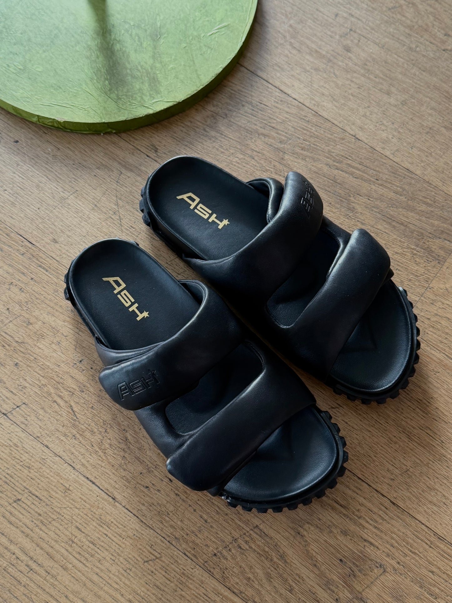 Sandalo ASH Nappa Nera con Borchie Rubber