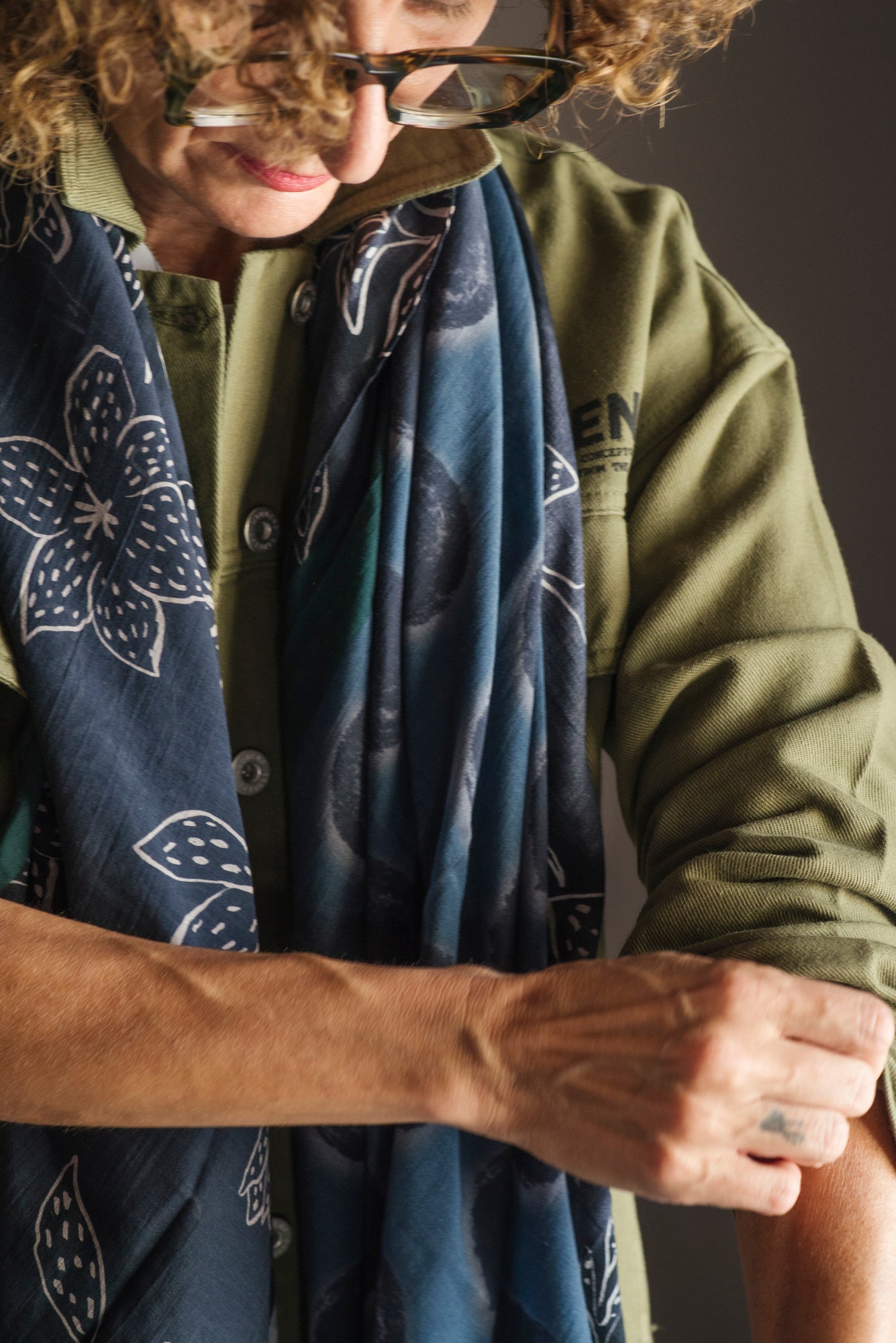 Foulard Alessia Santi in cotone e seta nero blu grigio