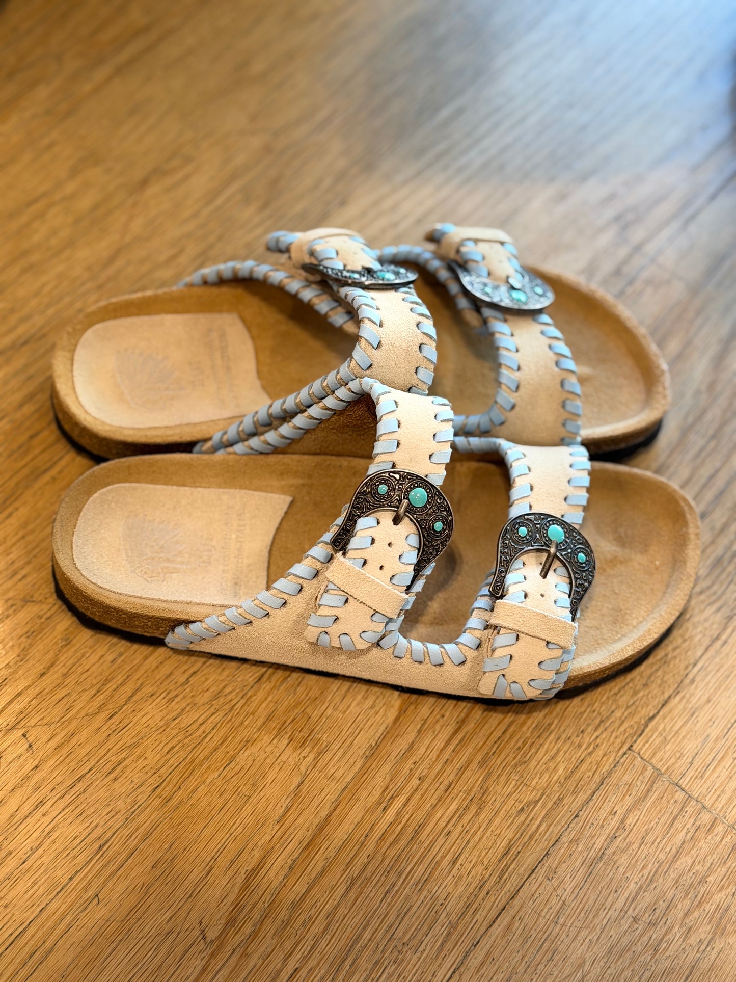 Sandalo in suede sabbia con impunture in tinta