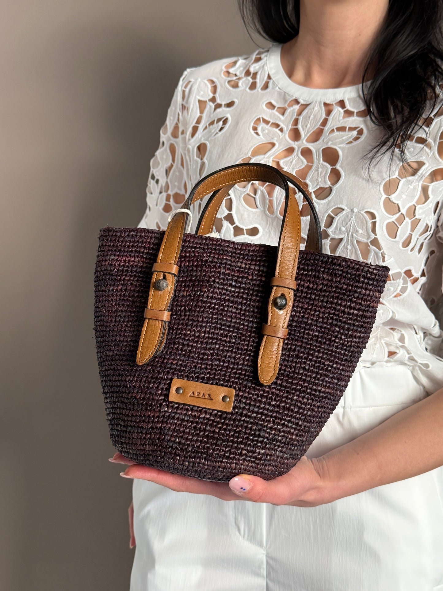 Borsa in rafia con manico in pelle e tracolla