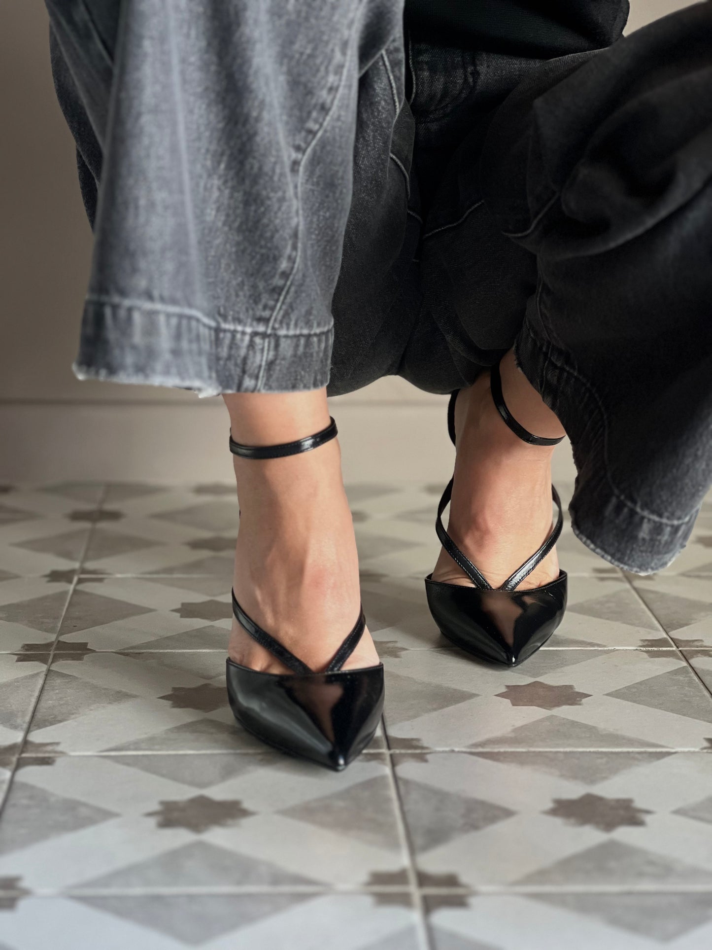 Decolletè in pelle con cinturini tacco 10cm
