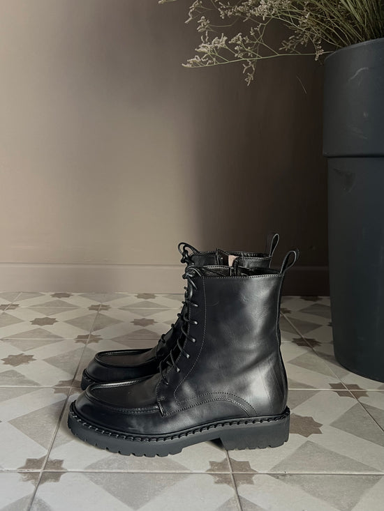 Stivaletto combat in pelle con suola carrarmato