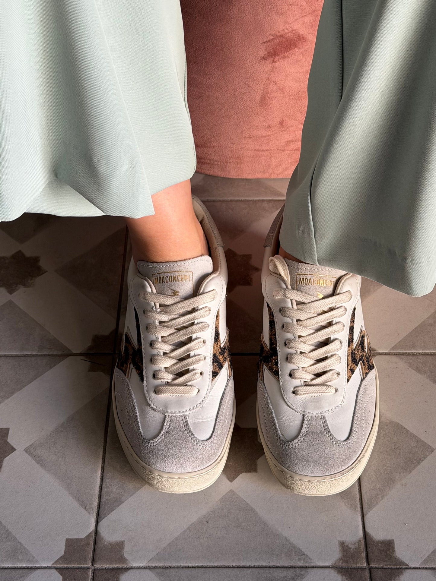 Sneakers in pelle e camoscio con dettaglio leo