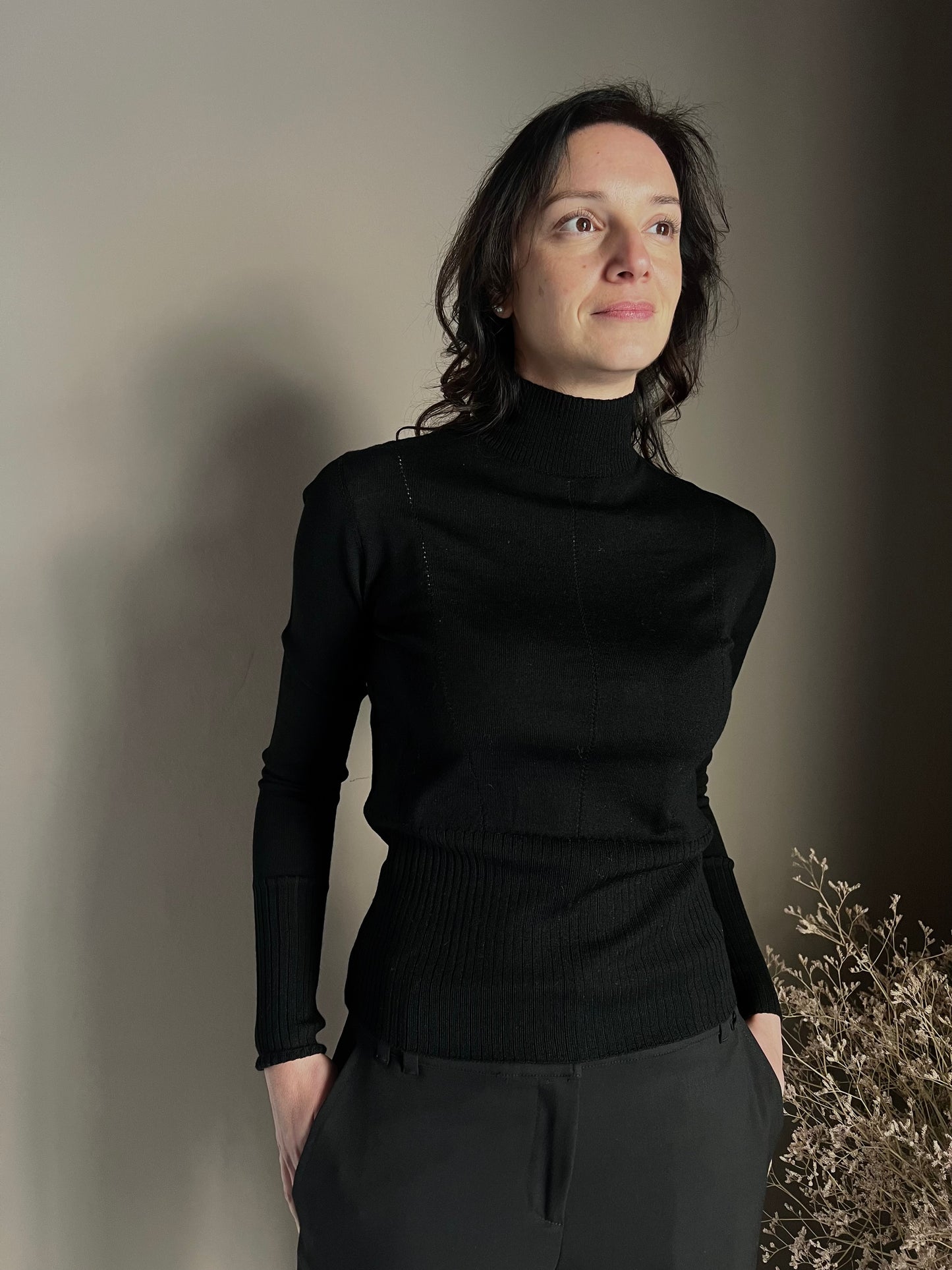 Maglia in lana rasata collo alto nero