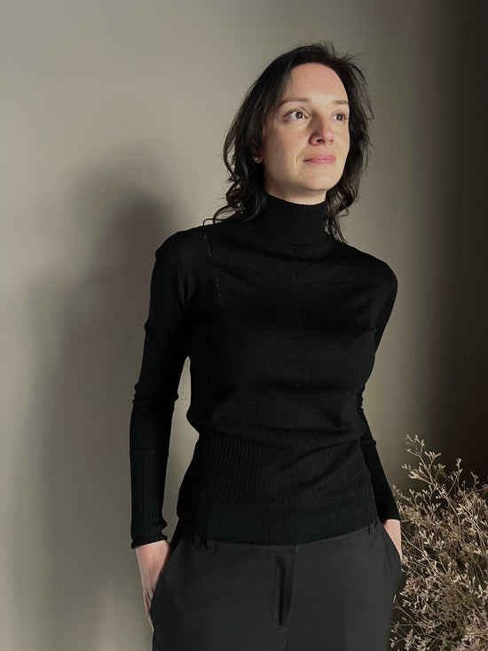 Maglia in lana rasata collo alto nero