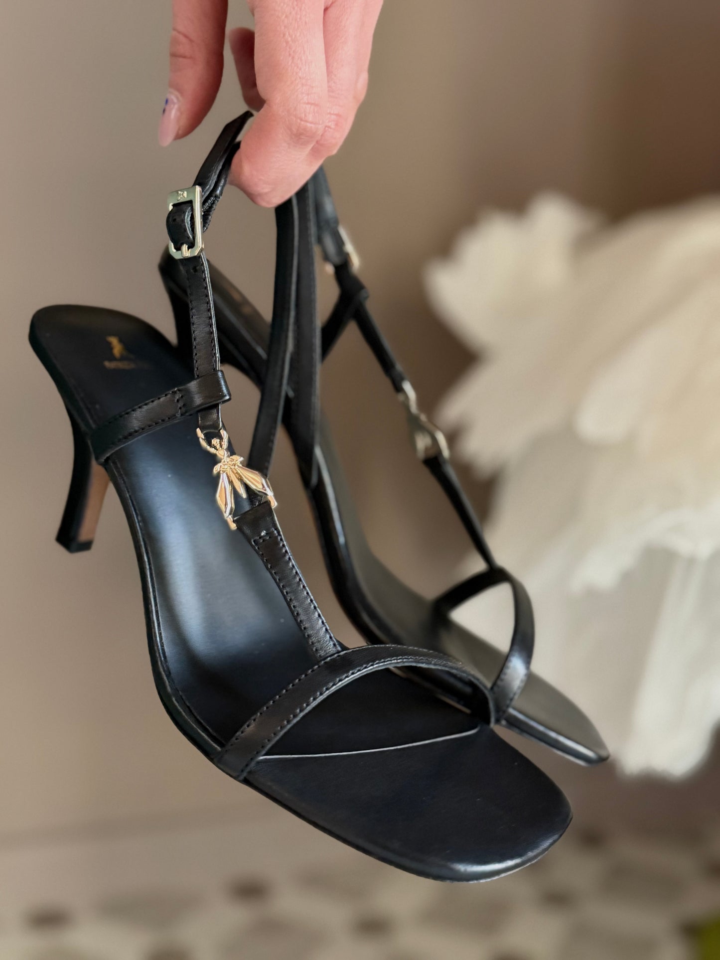Sandalo Minimal Fly in Pelle – L’essenza della raffinatezza