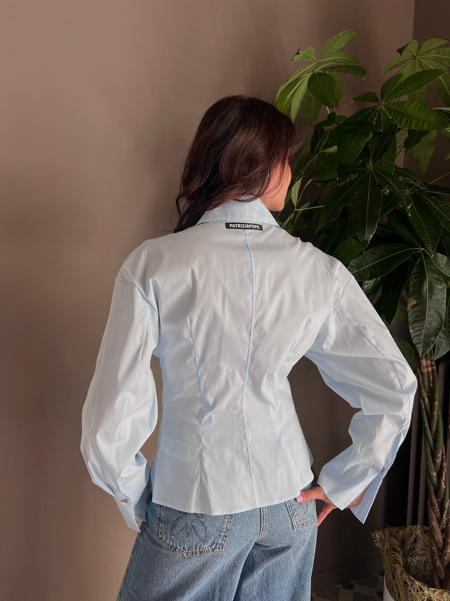 Camicia in cotone con spalla scesa Azzurra