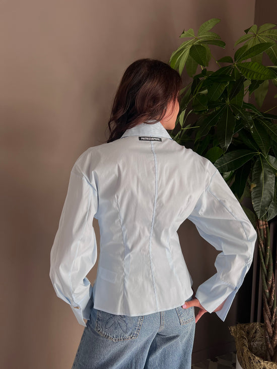 Camicia in cotone con spalla scesa Azzurra