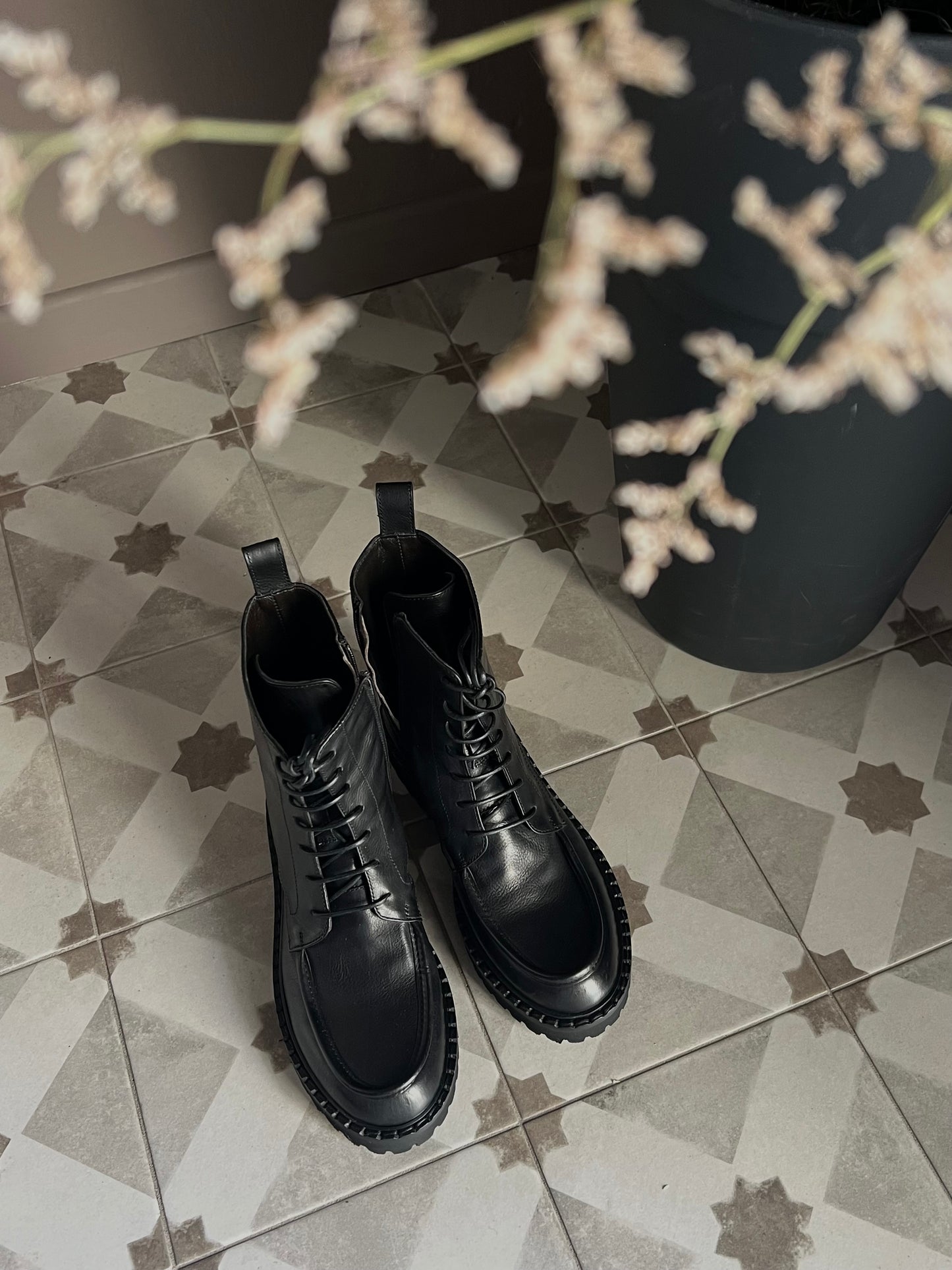 Stivaletto combat in pelle con suola carrarmato