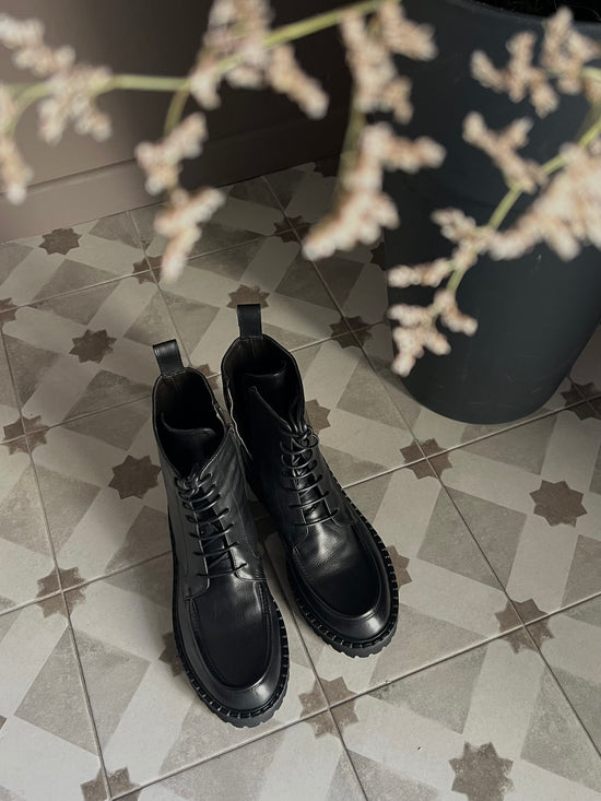 Stivaletto combat in pelle con suola carrarmato